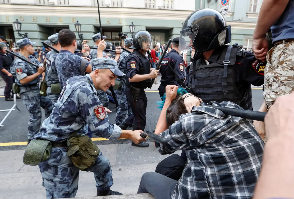 Um soldado da Guarda Nacional da Rússia bate num manifestante durante uma manifestação contra o aumento previsto para a idade de reforma em Moscovo.