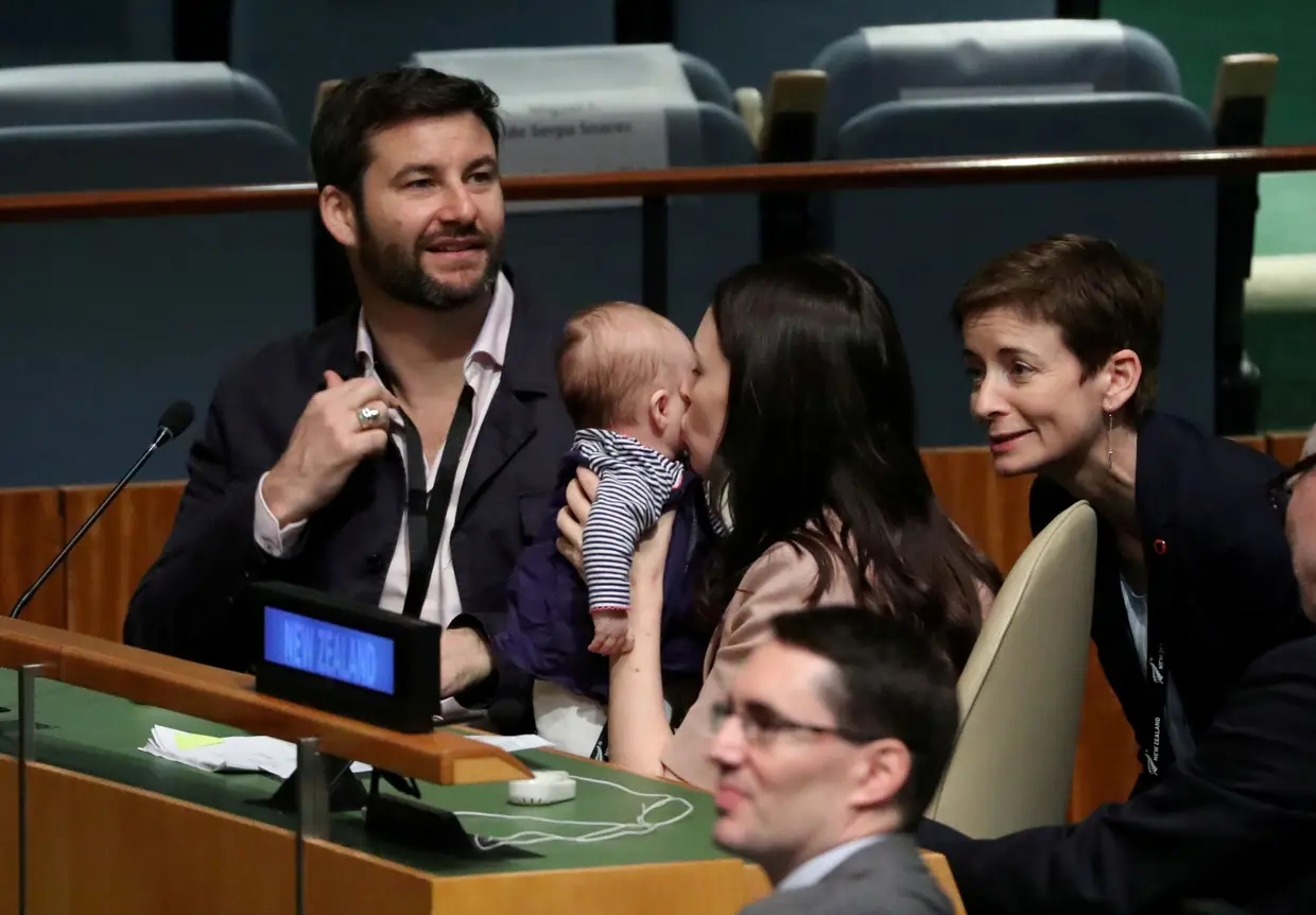 Primeira-ministra neozelandesa, Jacinda Ardern, tinha sido mãe há três meses e, como ainda estava a amamentar, levou a filha para a Assembleia Geral da ONU, em Nova Iorque, EUA. Jacinda Ardern foi acompanhada pelo marido, Clarke Gayford (à esquerda)