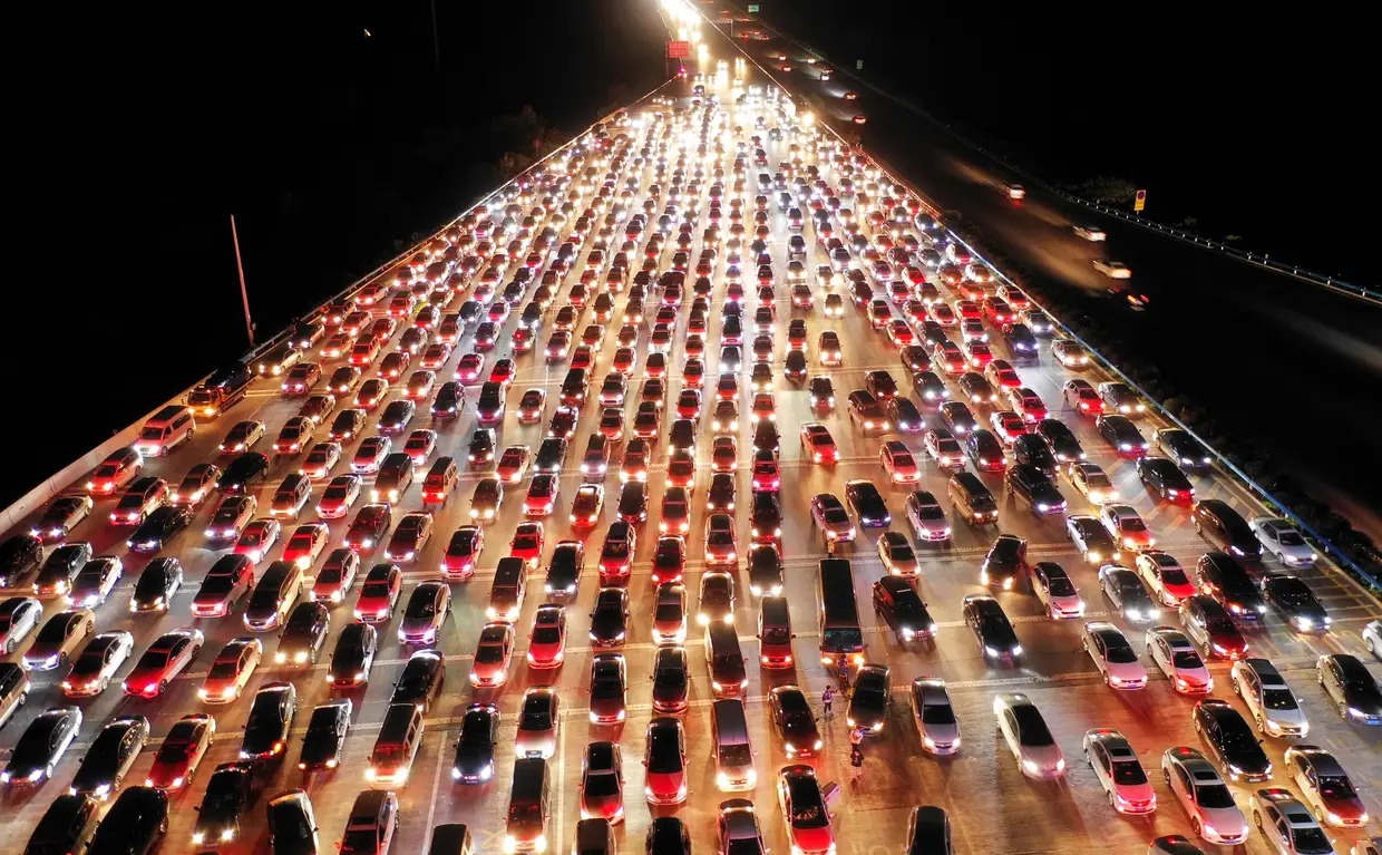 O trânsito em Zhengzhou, capital da província chinesa de Henan, durante o Festival da Lua.