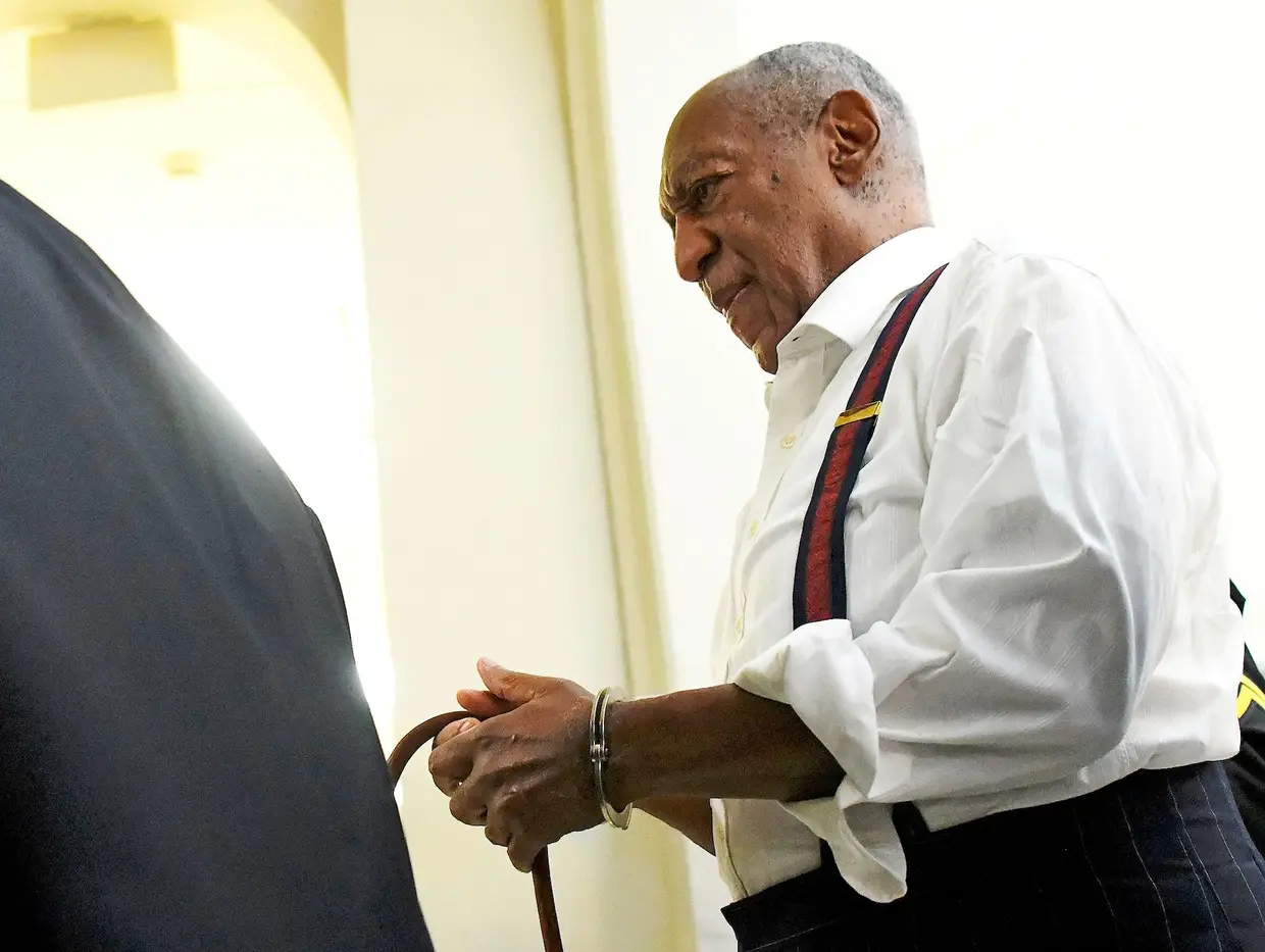 O ator norte-americano Bill Cosby foi condenado a uma pena de prisão de três a 10 anos e considerado um "predador sexual violento", por um juiz da Pensilvânia. A classificação significa que o homem de 81 anos terá de receber aconselhamento durante o resto da vida, assim como o seu nome irá aparecer no registo dos criminosos sexuais.