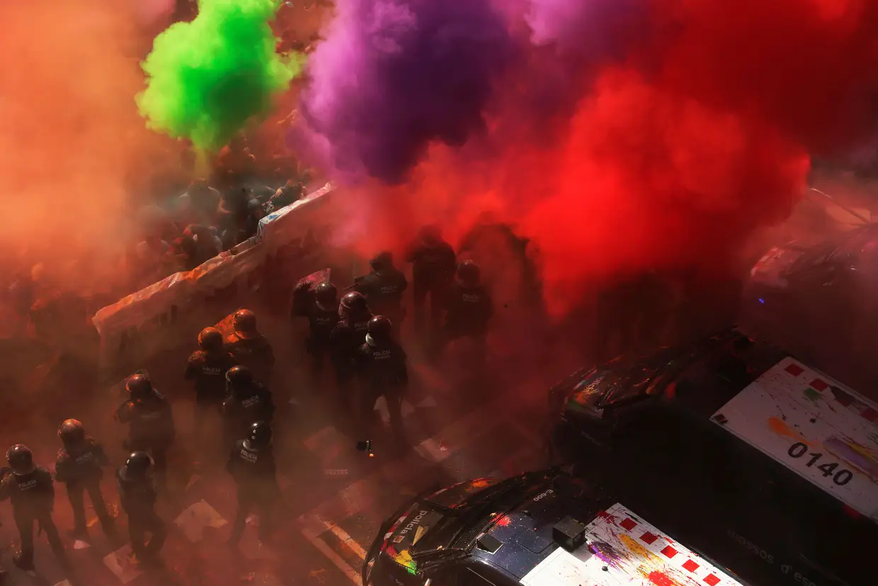 O fim das manifestações pela criação de uma República independente ficou marcado por violência nas ruas catalãs. Um grupo de manifestantes quebrou o cordão policial e conseguiu chegar ao Parlamento da Catalunha. A polícia regional catalã, conhecida como Mossos de Esquadra, fez várias cargas para dispersar as centenas de pessoas.