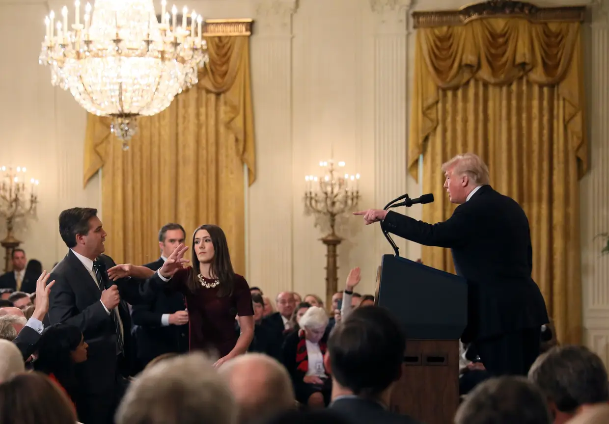 No dia 7 de novembro, a Casa Branca anunciou que suspendeu a credencial que permitia o acesso de Jim Acosta à mansão presidencial, após o jornalista ter protagonizado vários incidentes com Donald Trump, um dos quais nesse mesmo dia, durante uma conferência de imprensa.