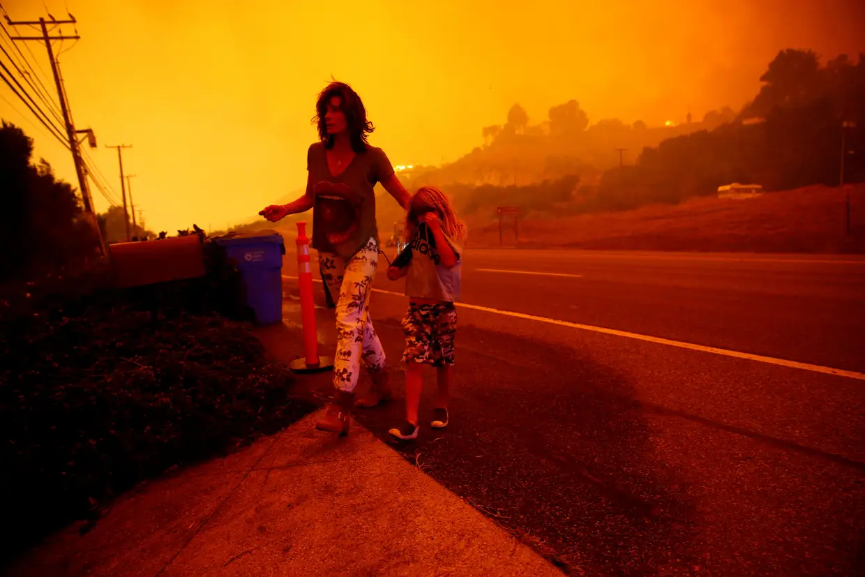 Habitantes são retirados pelas forças de segurança devido ao incêndio em Malibu, na Califórnia, Estados Unidos da América.