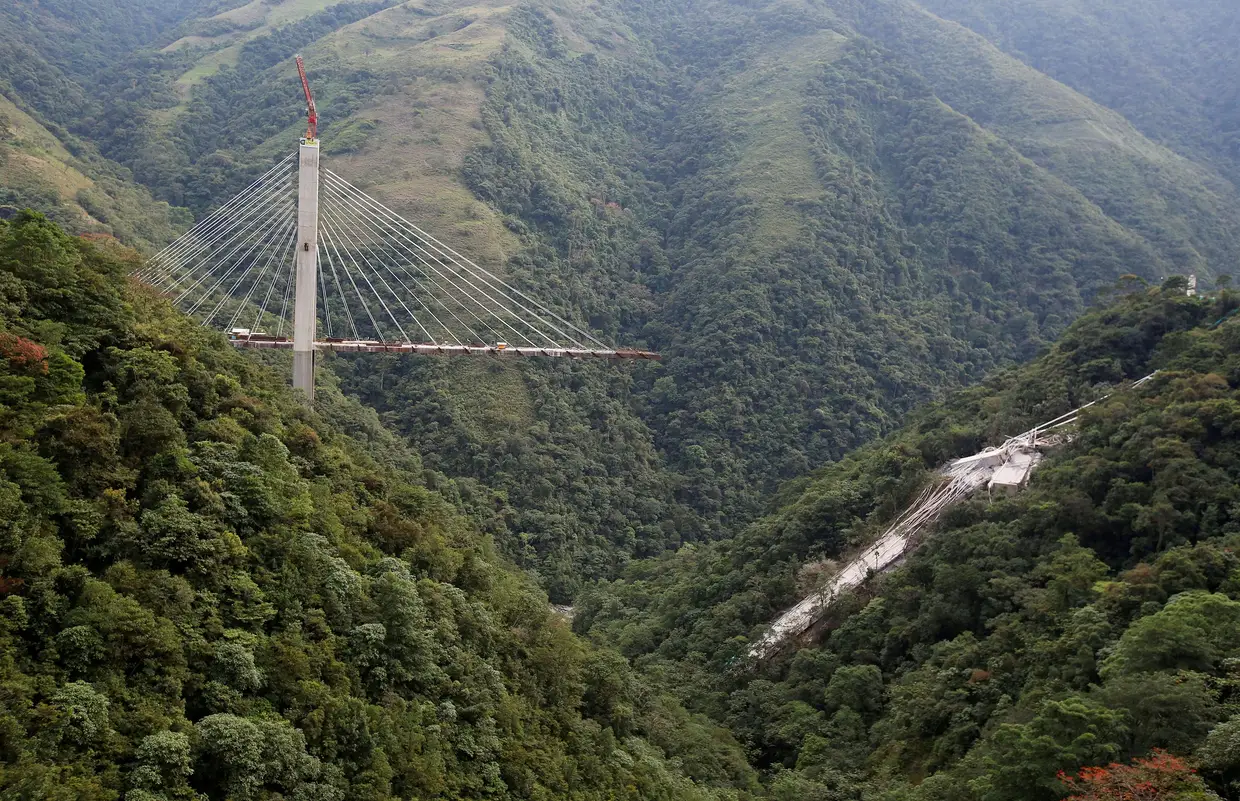 O cenário depois da queda de parte de uma ponte que estava em construção, perto de Bogotá, na Colômbia.