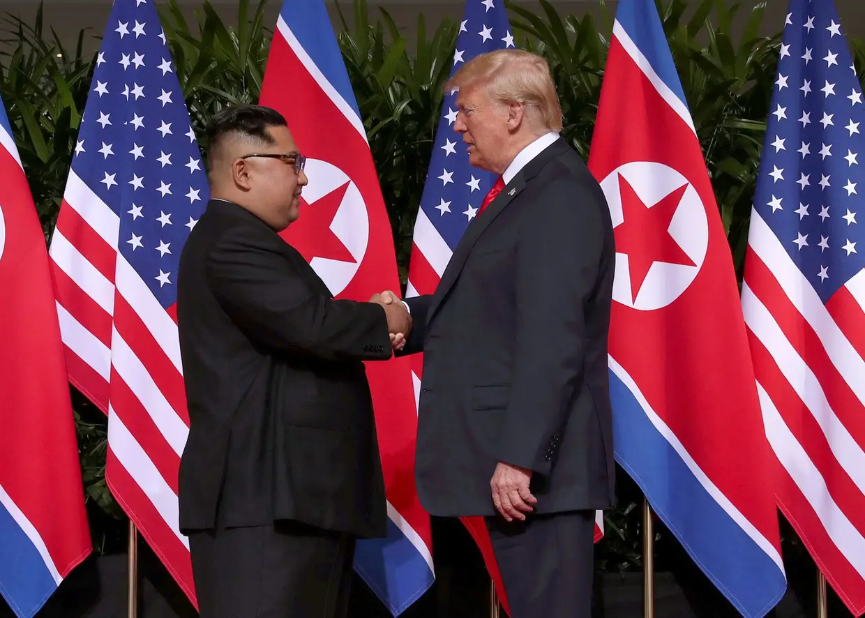 O aperto de mão entre o líder da Coreia do Norte, Kim Jong-un, e o Presidente dos Estados Unidos, Donald Trump, em Singapura.