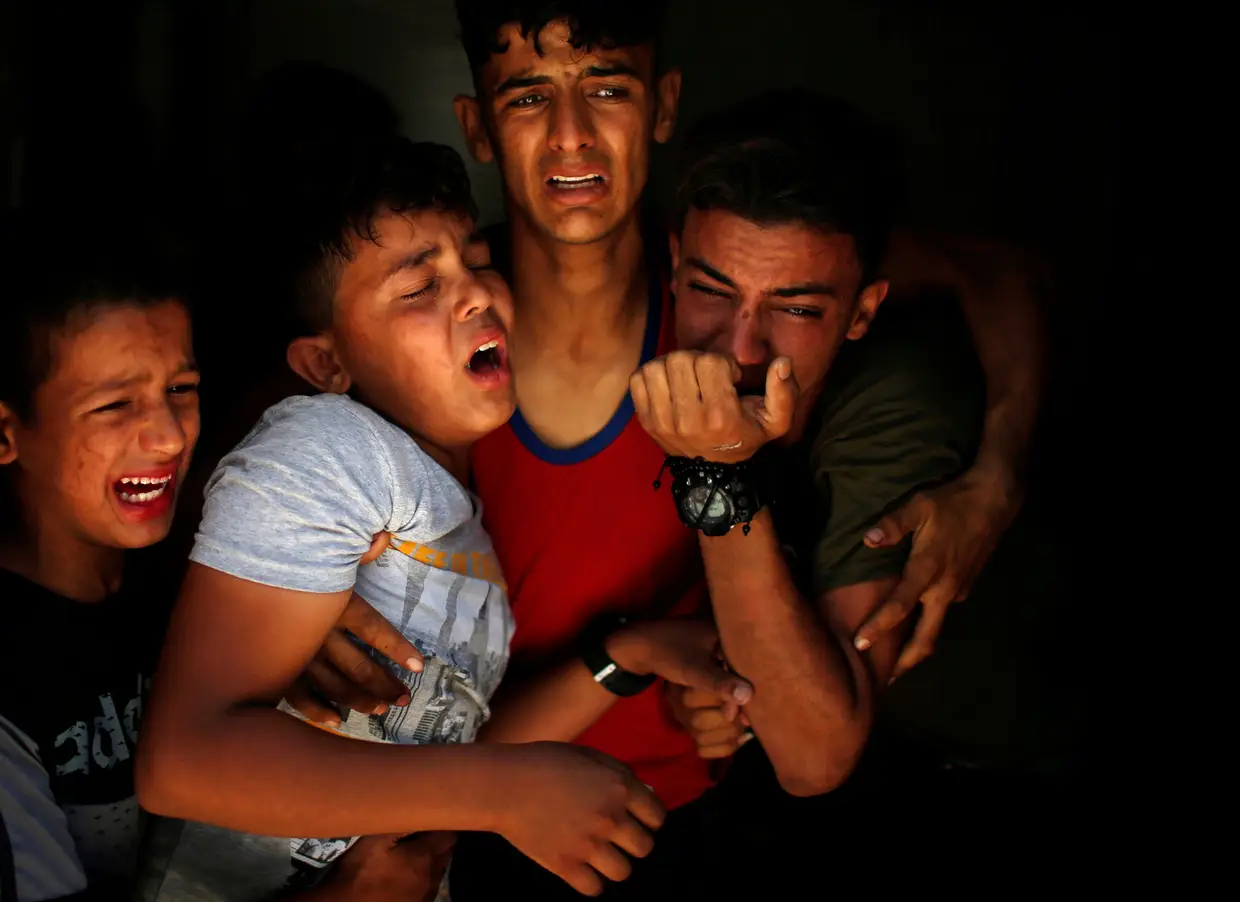 Familiares choram a morte de um palestino morto na Faixa de Gaza.