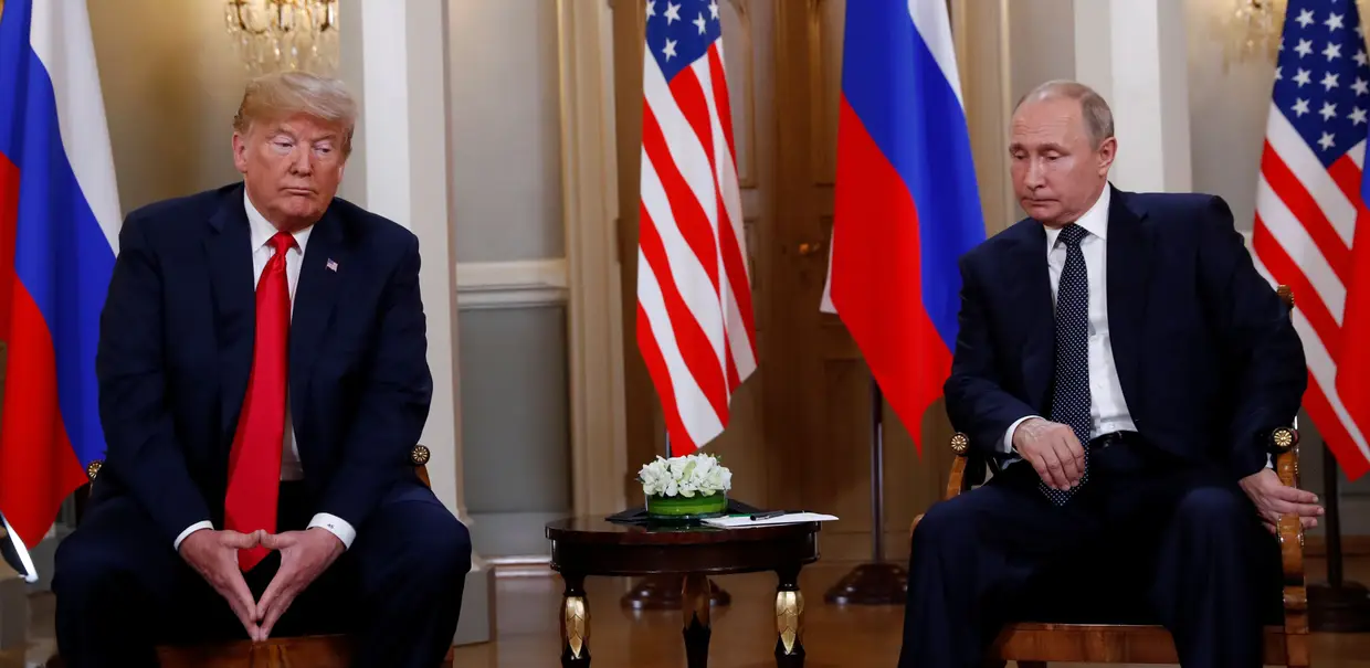 O Presidente dos Estados Unidos, Donald Trump, com o Presidente da Rússia, Vladimir Putin, em Helsínquia, na Finlândia.