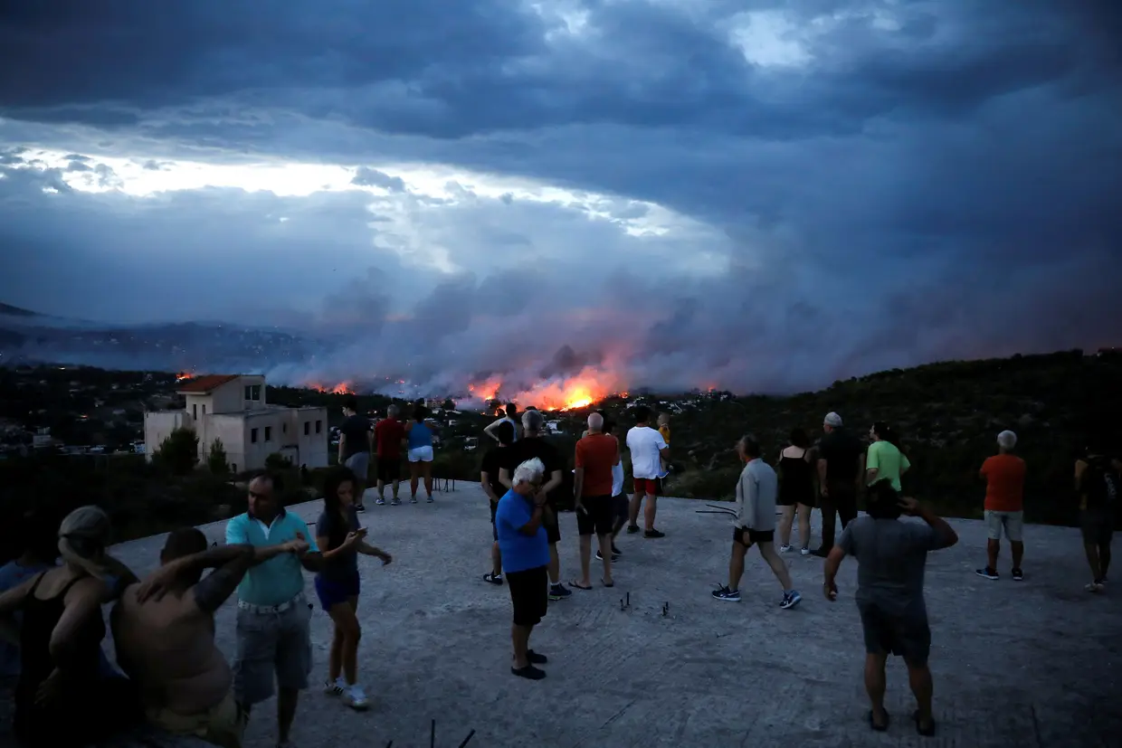O incêndio de grandes dimensões na cidade de Rafina, perto de Atenas, na Grécia.