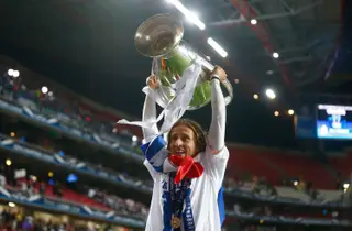 O médio croata celebra a conquista da Champions em 2014, na final da Luz frente ao rival Atlético de Madrid