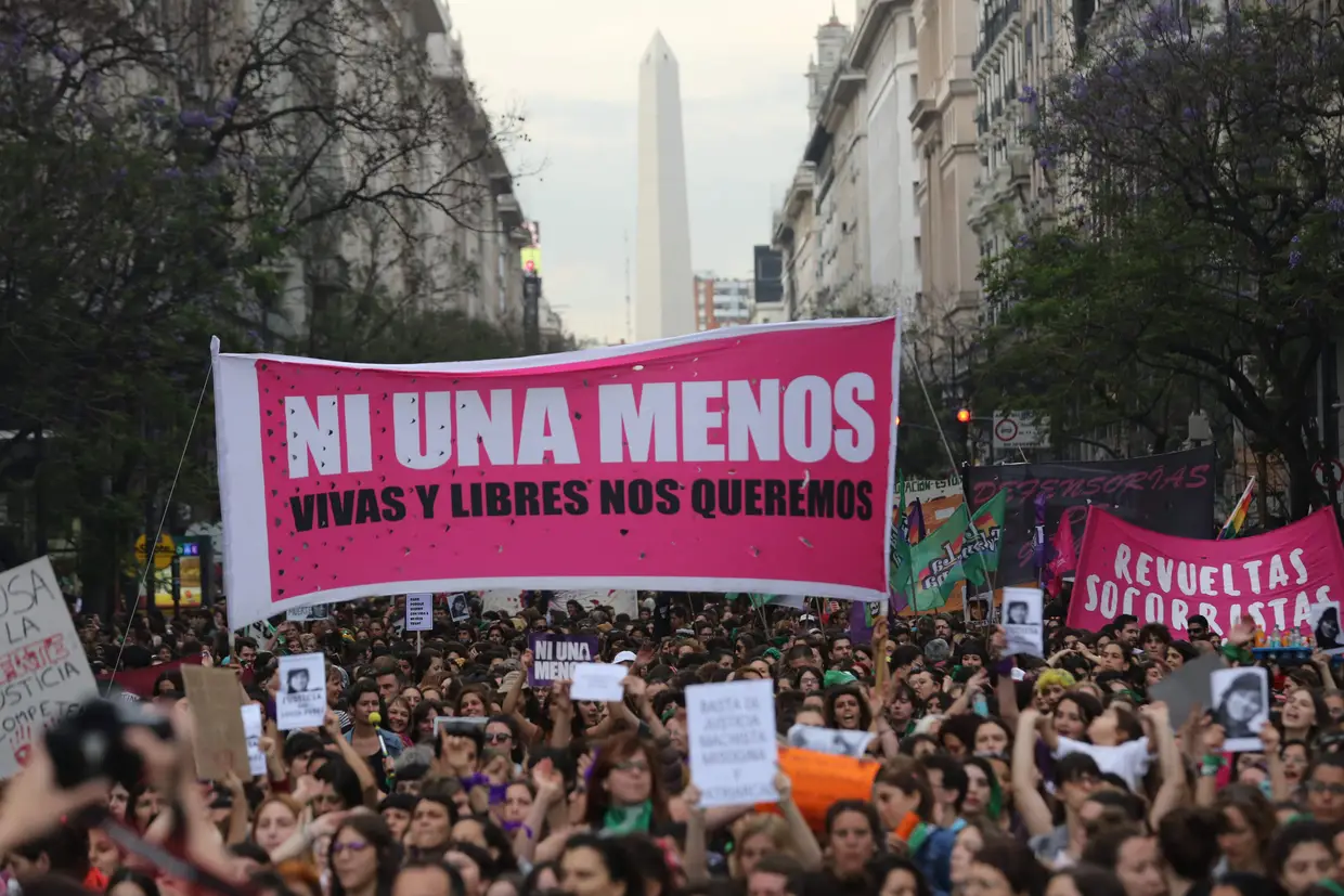 "Nem uma a menos": um dos muitos cartazes empunhados na marcha em Buenos Aires para chamar a atenção para as mulheres vítimas de violência