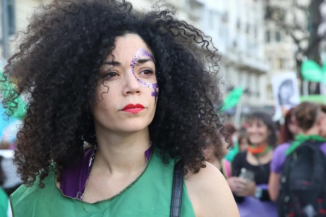 Uma das milhares de participantes desta marcha em Buenos Aires para exigir justiça para as mulheres vítimas de violência