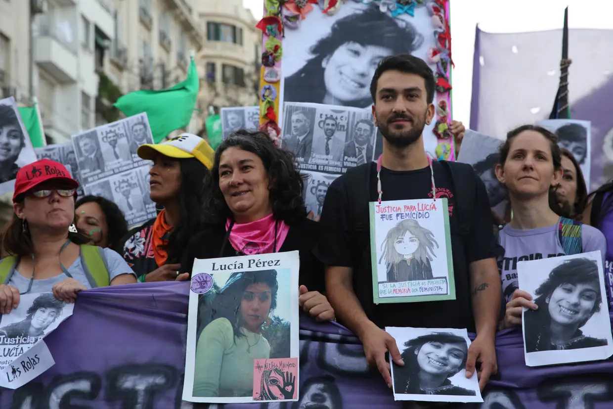 A fotografia da jovem Lucia Perez foi mote para esta marcha contra a violência sobre as mulheres. O caso chocou a Argentina em 2016 voltou a incendiar a opinião pública após um tribunal ilibar dois homens do assassinato e violação da jovem de 16 anos. Os arguidos acabaram por ser condenados apenas por fornecerem droga à menor, que morreu de overdose.