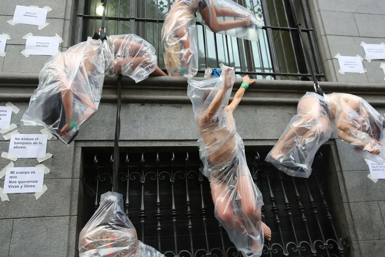 Os corpos simulados das vítimas da violência contra as mulheres na Argentina no culminar da marcha que esta quinta-feira, 5 de novembro de 2018, juntou milhares de pessoas nas ruas de Buenos Aires.