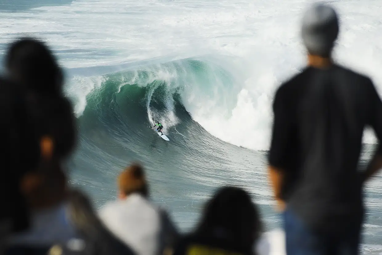 O sul africano Grant Baker surfa uma onda gigante na Nazaré