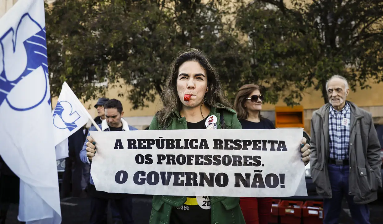 Manifestantes durante a entrega de postais ao Governo de apoio à luta dos professores recolhidos junto da população, em Lisboa
