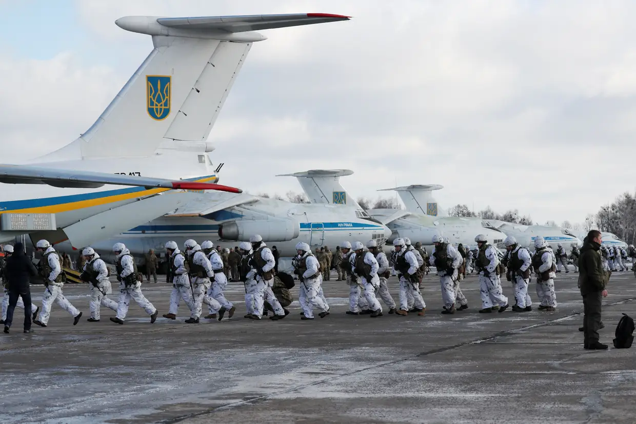 Paraquedistas ucranianos partem para as regiões orientais do país, numa base da força aérea perto de Zhytomyr, Ucrânia