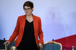 Annegret Kramp-Karrenbauer, apelidada de "Mini-Merkel"
