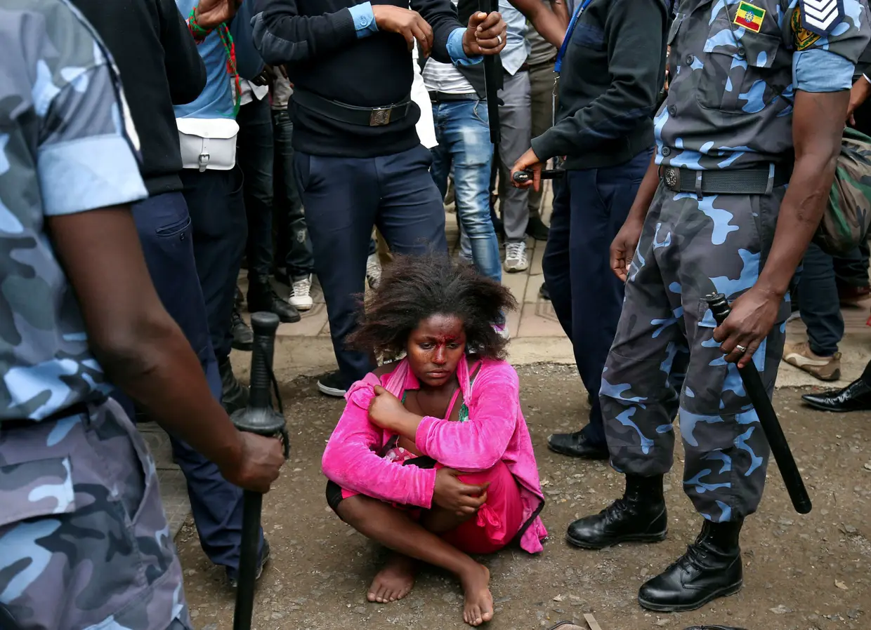 A Polícia Federal da Etiópia prende uma mulher suspeita de carregar explosivos consigo, durante uma cerimónia de boas vindas ao jornalista e ativista Jawar Mohammed, em Addis Abada.