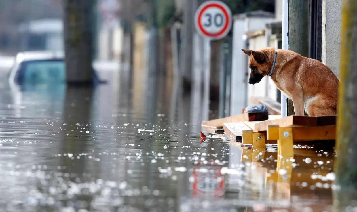 A área residencial inundada em Villeneuve-Saint-Georges, perto de Paris, França.