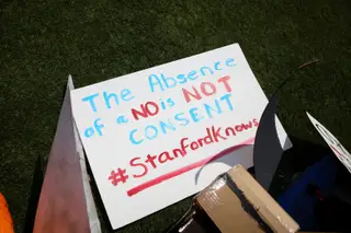 "A ausência de um 'não' não indica consentimento", lê-se num cartaz alusivo aos casos de assédio sexual na Universidade de Stanford, na Califórnia.
