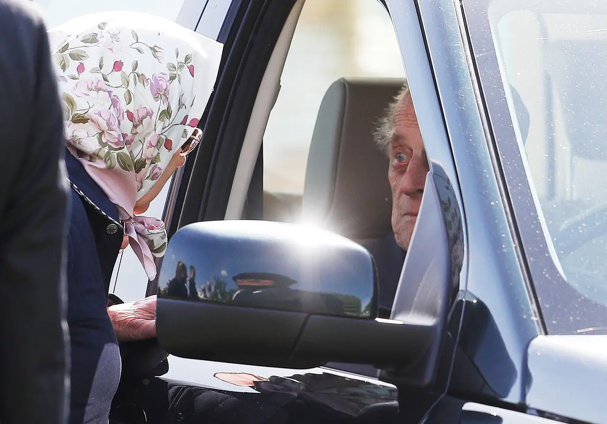A Rainha Isabel II fala com Filipe, Duque de Edimburgo, numa visita à feira de cavalos "Royal Windsor Horse Show".