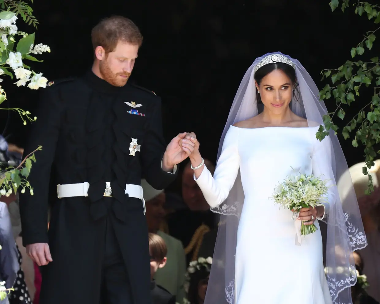 Meghan Markle e o Príncipe Harry deixam a Capela de São Jorge no Castelo de Windsor após o casamento.