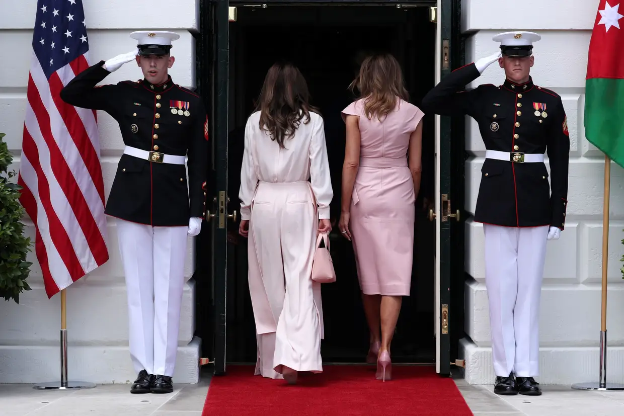 A primeira-dama dos EUA, Melania Trump, acompanha a Rainha Rania da Jordânia após a sua chegada à Casa Branca.