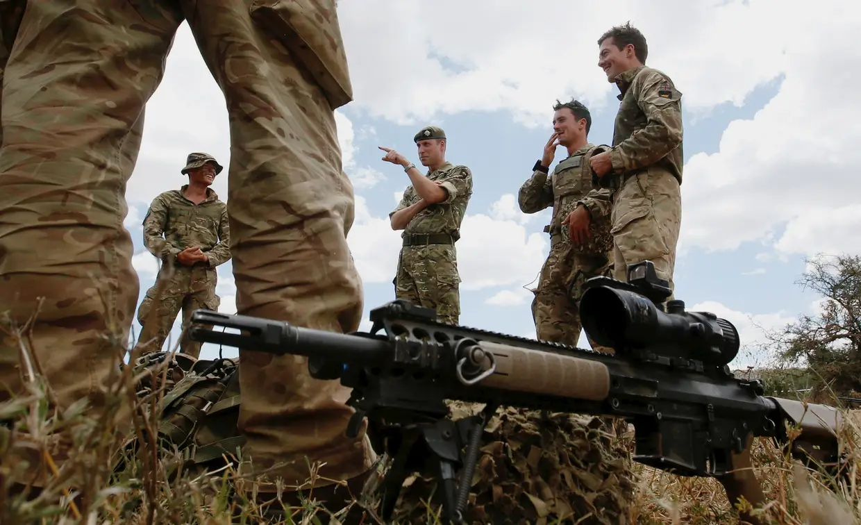 O duque de Cambridge (ao centro) fala com soldados irlandeses da Unidade de Treino do Exército Britânico no Quénia.