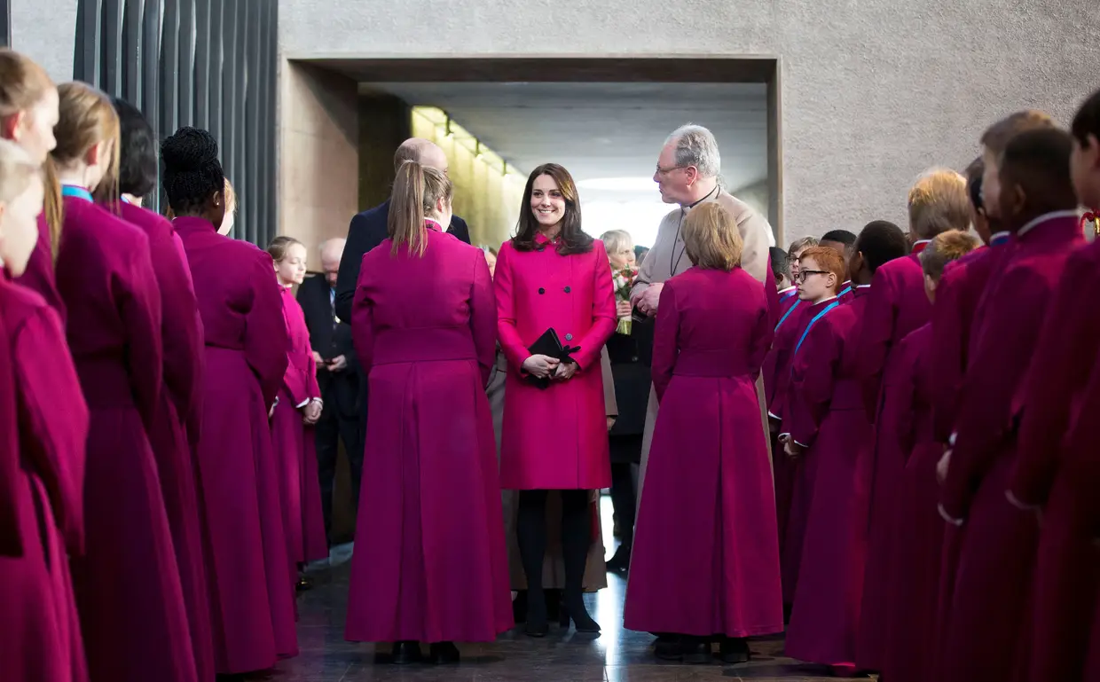 O Príncipe William, do Reino Unido, e Catherine, Duquesa de Cambridge, visitam a Catedral de Coventry a 16 de janeiro.