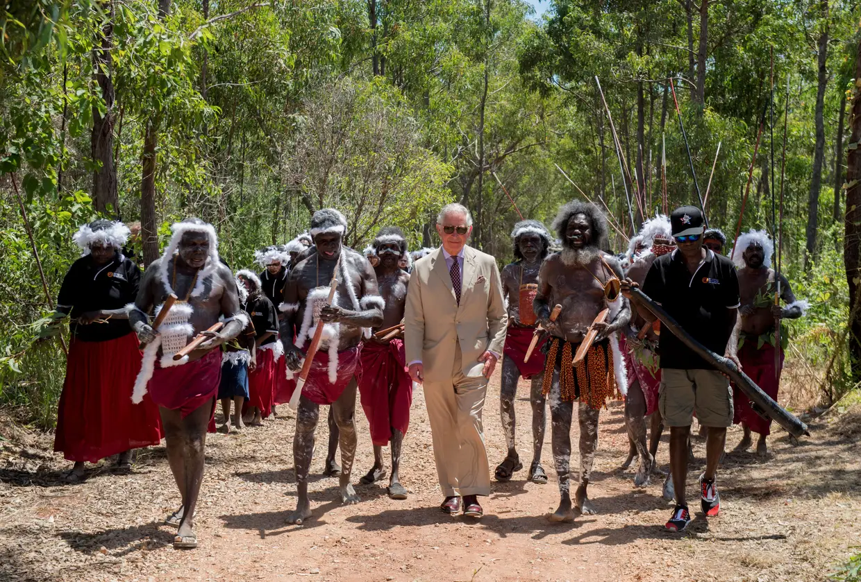 O príncipe Carlos visita o Monte Nhulun para receber cerimoniosamente as lideranças das corporações aborígines Dhimurru e Rirratjingu, na Austrália.