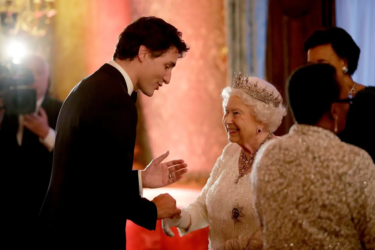 A Rainha Isabel II cumprimenta o primeiro-ministro do Canadá, Justin Trudeau, antes do jantar de reunião com Chefes de Governo da Commonwealth, no Palácio de Buckingham.