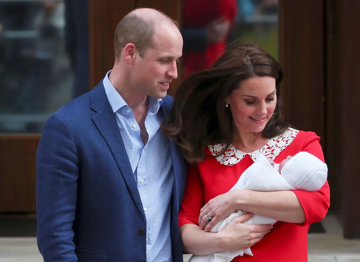 A duquesa de Cambridge e o príncipe William deixam o hospital depois do nascimento do filho mais novo, o príncipe Louis.