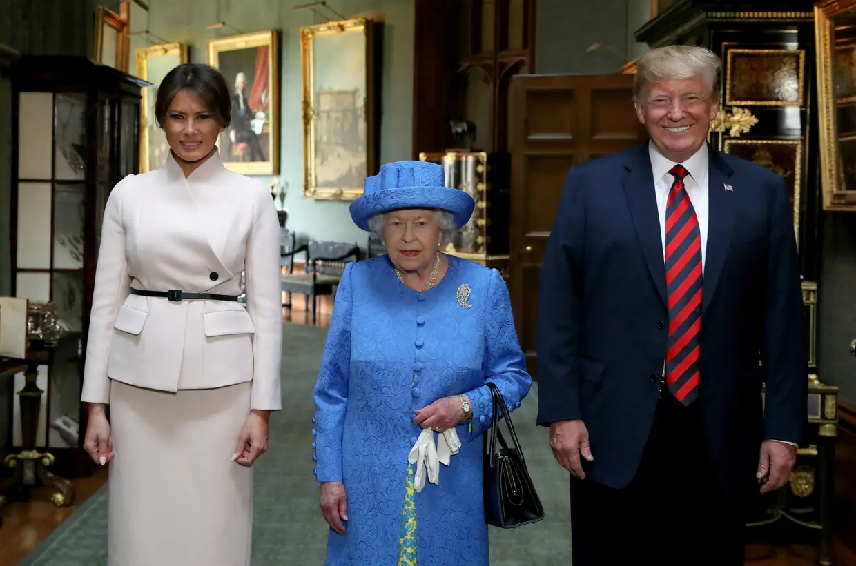 A Rainha Isabel II com Donald e Melania Trump no Castelo de Windsor, durante a visita de estado do Presidente e da primeira-dama norte-americanos a Inglaterra.