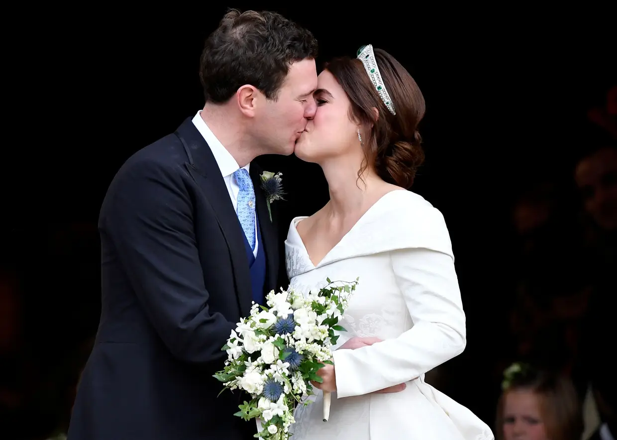 A princesa Eugenie casa com Jack Brooksbank na Capela de São Jorge, no Castelo de Windsor.