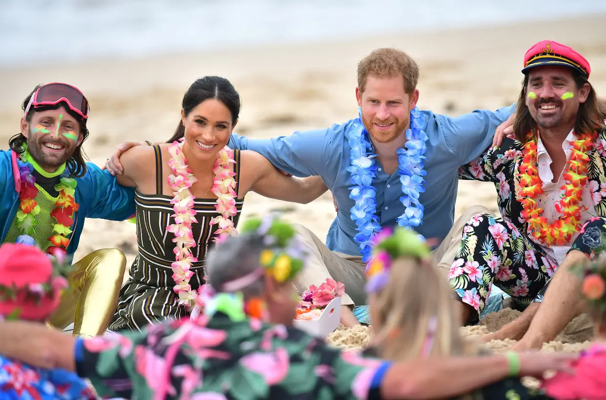 Harry e Meghan, duques de Sussex, visitaram a praia de Bondi no quarto dia da visita do casal real à Austrália.