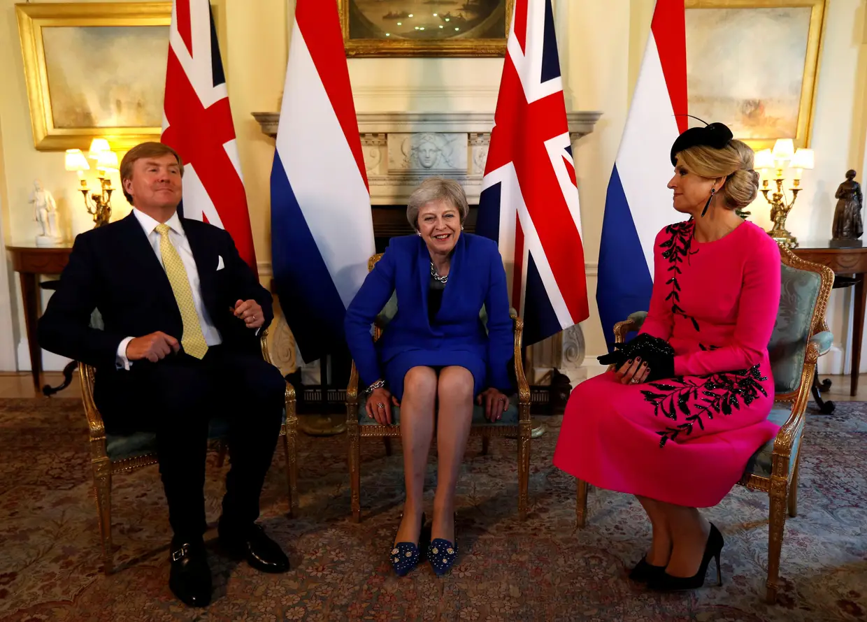 A primeira-ministra britânica Theresa May recebe o rei Guilherme Alexandre e a rainha Máxima dos Países Baixos, na Downing Street, em Londres.