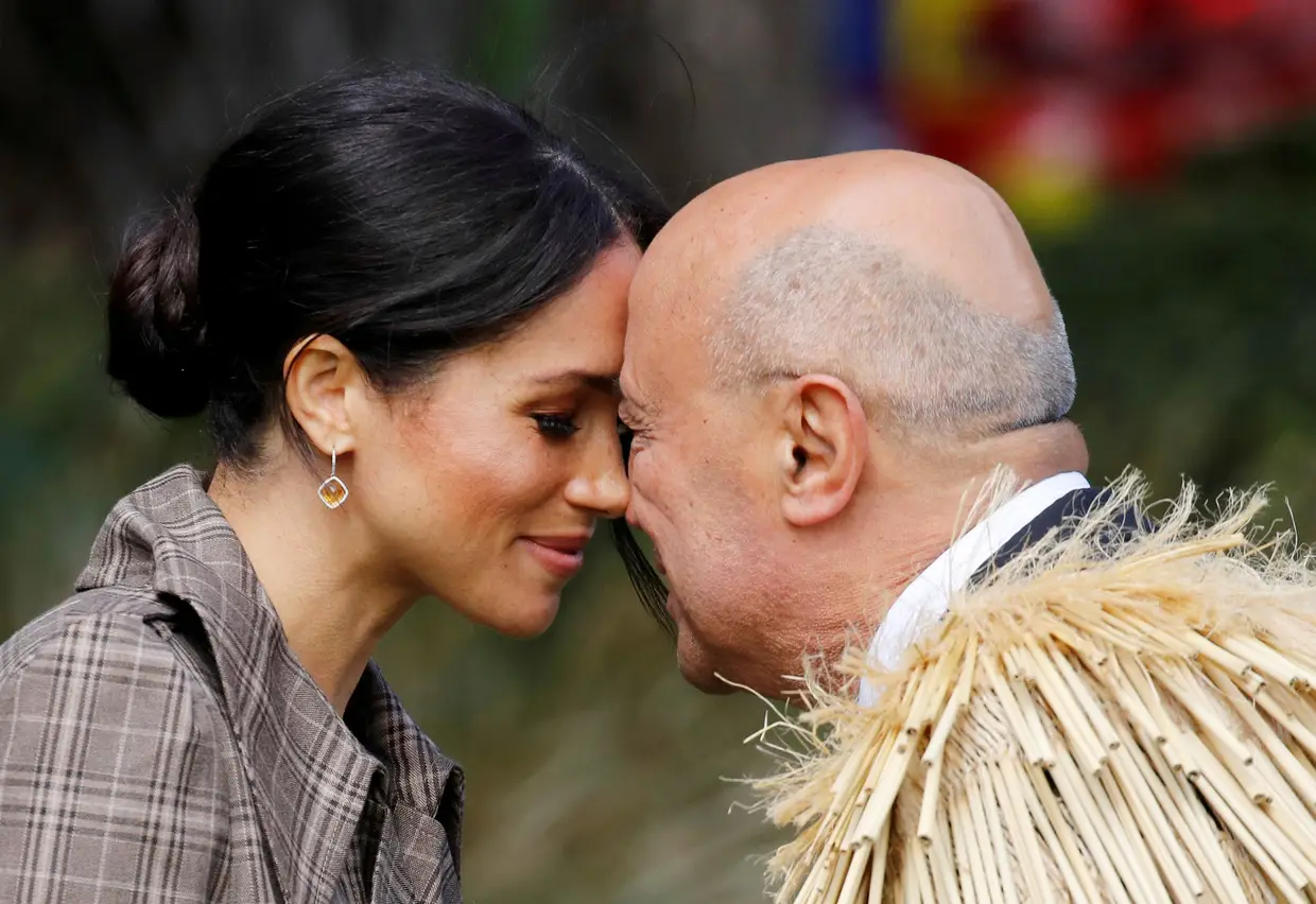 Meghan Markle, duquesa de Sussex, cumprimenta os anfitriões com o "hongi", a saudação tradicional maori, durante uma cerimónia de boas-vindas na sede do governo em Wellington, Nova Zelândia.