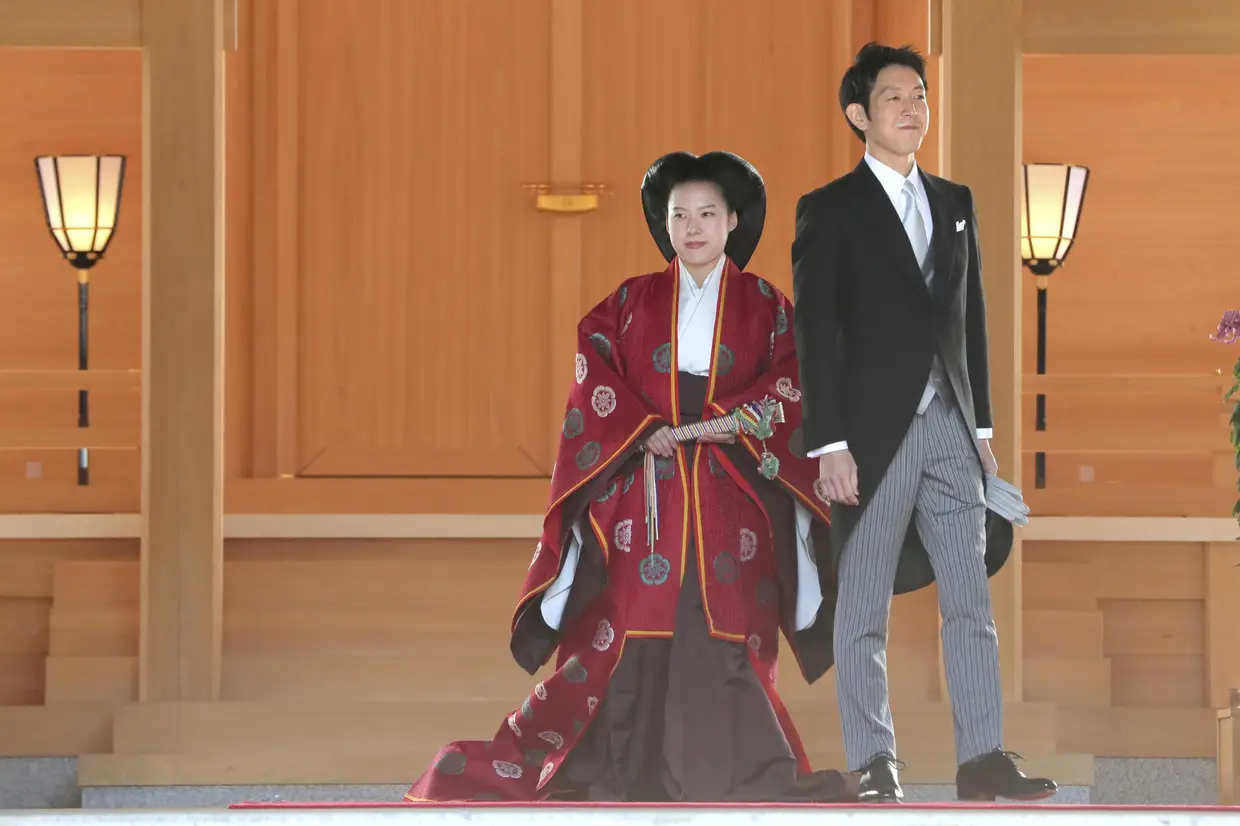 A princesa japonesa Ayako e o marido Kei Moriya são fotografados após o casamento no Santuário Meiji em Tóquio, Japão.