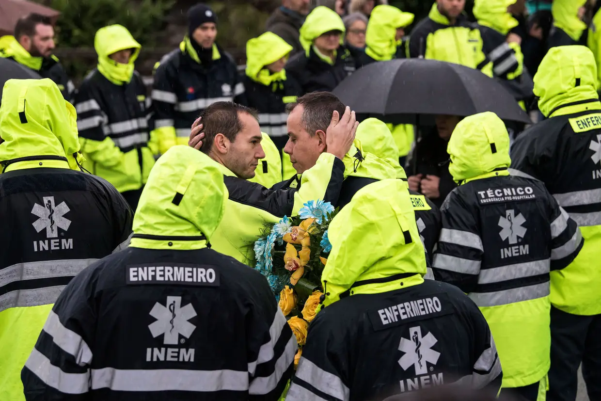 Elementos do INEM durante o cortejo fúnebre de Daniela Silva, enfermeira de 34 anos que faleceu no acidente no helicóptero do INEM que ocorreu no passado sábado em Valongo, que vitimou os quatro ocupantes da aeronave.