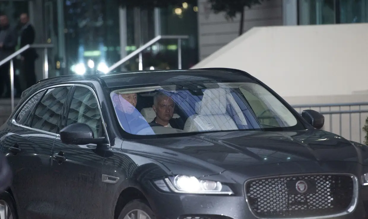 O treinador português José Mourinho abandona o hotel onde estava hospedado depois de ter sido despedido do Manchester United.