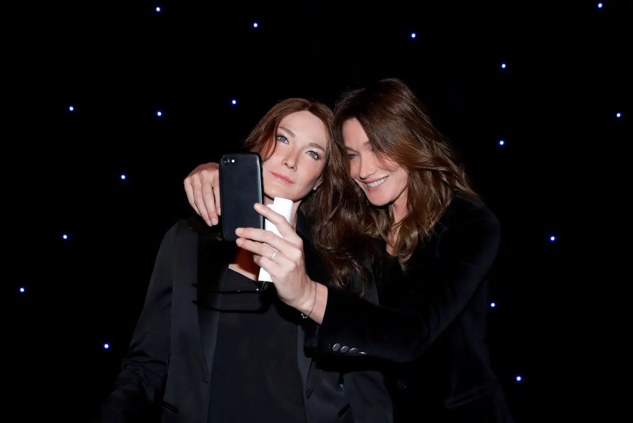 A cantora Carla Bruni-Sarkozy posa com a sua figura de cera feita pelo escultor alemão Claus Velte no museu de cera Grevin, em Paris.