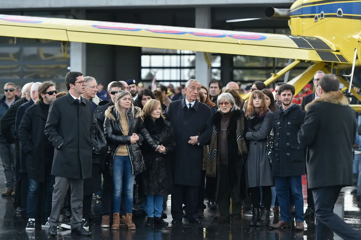 O Presidente da República, Marcelo Rebelo de Sousa (C), acompanhado por familiares do piloto do helicóptero de emergência médica ao serviço do INEM que se despenhou no passado sábado, durante a homenagem no aeródromo Gonçalo Lobato, em Viseu.