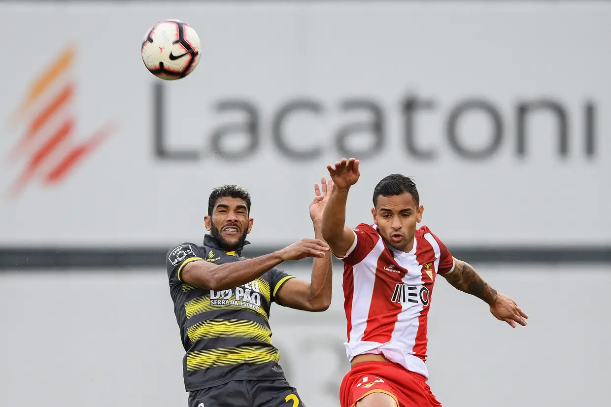 O jogador do Desportivo das Aves, Bruno Gomes (D), disputa a bola de cabeça com o jogador do Desportivo de Chaves, Djavan, durante o jogo a contar para os oitavos de final da Taça de Portugal de Futebol disputado no Estádio do Clube Desportivo das Aves, Vila das Aves.