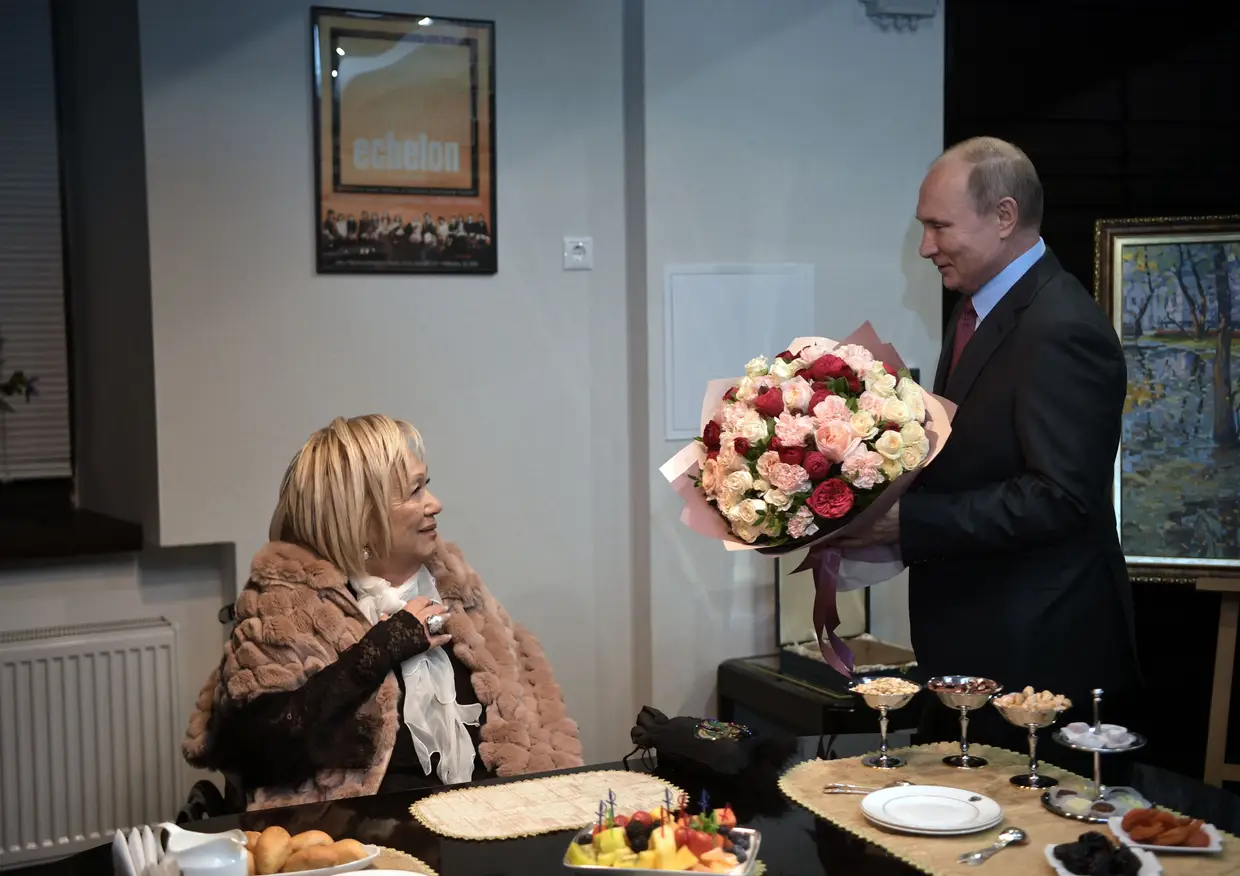O Presidente da Rússia, Vladimir Putin, congratula a atriz Galina Volchek pelo seu 85.º aniversário.