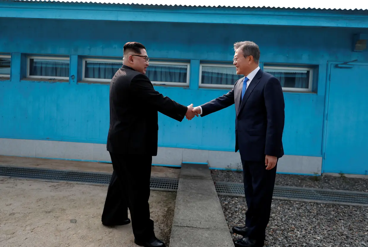 A cimeira histórica entre os líderes da Coreia do Norte e Coreia do Sul decorreu no simbólico Paralelo 38, a zona desmilitarizada que marca a fronteira. Kim Jong-un e Moon Jae-in acordaram tomar medidas para a "completa desnuclearização" da península coreana.
