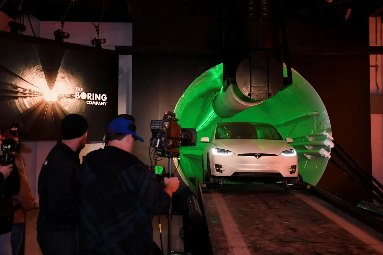 Elon Musk apresentou esta quarta-feira o primeiro troço do túnel de alta velocidade para carros. Os automóveis são transportados em carris a uma velocidade de 240 km/hora.