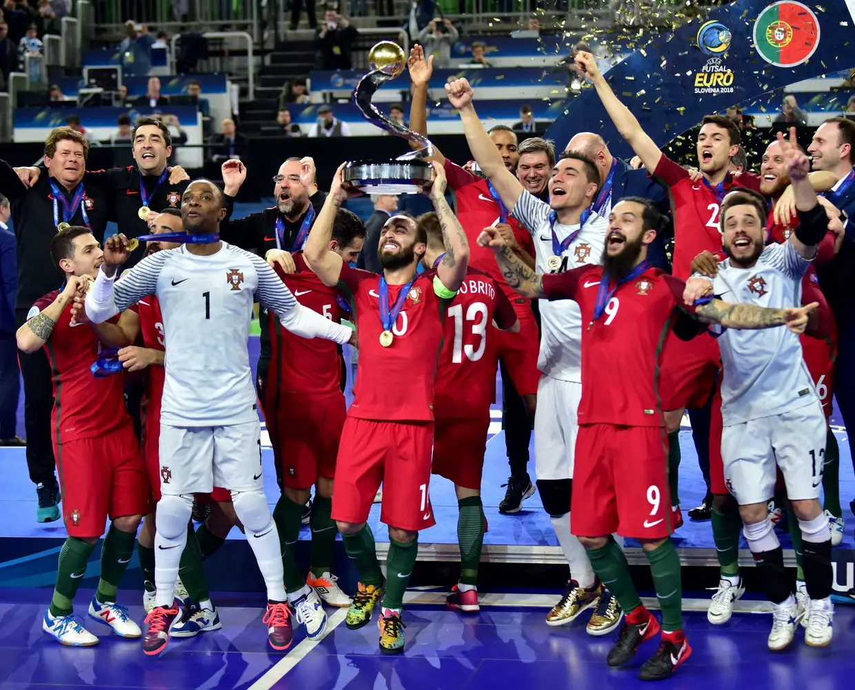 "Portugal é Campeão Europeu de Futsal! Parabéns. Merecem este título. Viva Portugal!" - António Costa, primeiro-ministro (via Twitter, 10-02-2018)