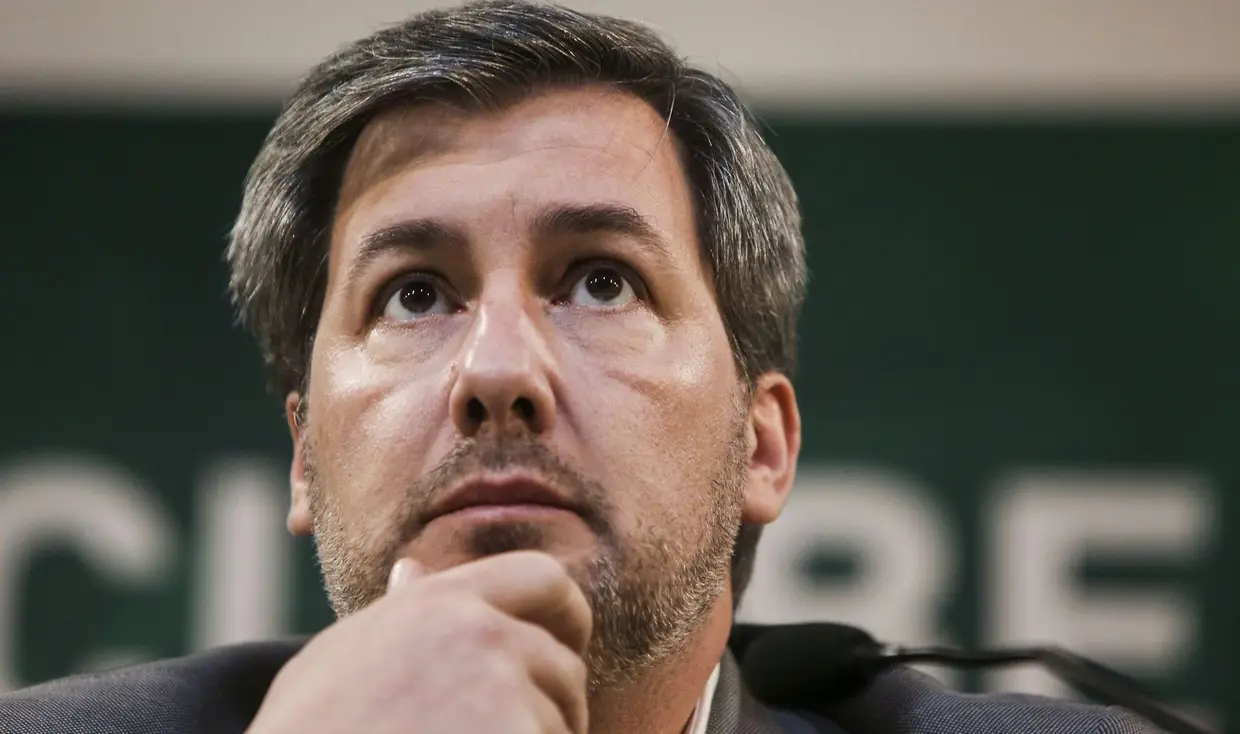 "Não é tempo de levantar a cabeça. É tempo de a baixar! Baixar, e olhar bem para o símbolo que trazemos no peito. E depois termos todos a capacidade de refletir se somos dignos de o usar. Isto desde dirigentes, aos atletas, aos treinadores e aos adeptos/sócios" - Bruno de Carvalho, presidente do Sporting (via Facebook, 01-04-2018)