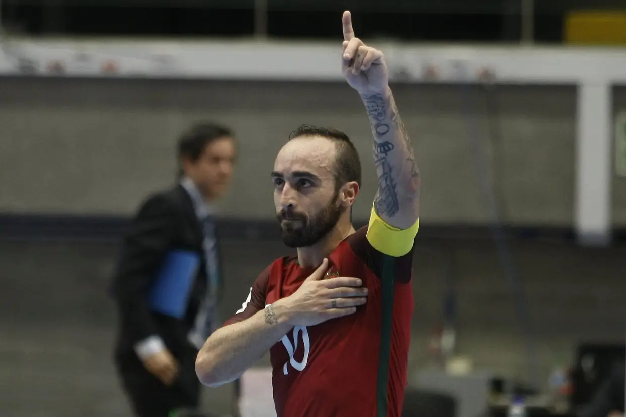 "Não trocava todas as Bolas de Ouro, porque me deu muito trabalho para conquistá-las, mas trocaria umas quatro por um título pela nossa seleção. Queremos tocar o céu" - Ricardinho, jogador da seleção portuguesa de futsal (19-01-2018)