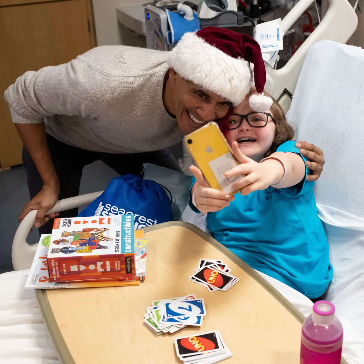 Foi uma visita inesperada para as dezenas de crianças que estão internadas num hospital pediátrico em Washington. O ex-Presidente Barack Obama vestiu o papel de Pai Natal e apareceu de surpresa para distribuir presentes.